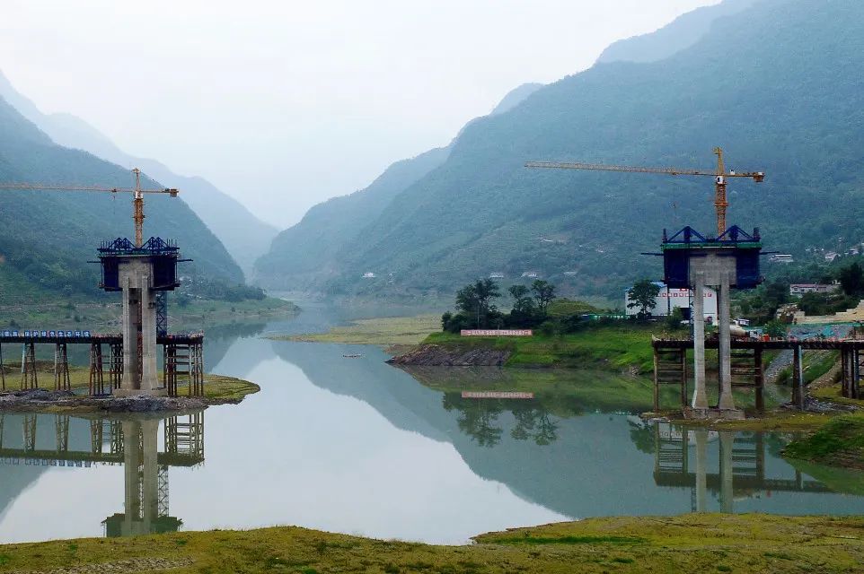 清水橋至九綿高速桂溪服務區(qū)公路新建工程項目涪江特大橋首件現(xiàn)澆懸臂梁順利澆筑完畢