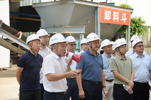 四川路橋總工程師盧偉赴川交公司自動上料機(jī)器人及智能輸送系統(tǒng)實驗現(xiàn)場指導(dǎo)工作